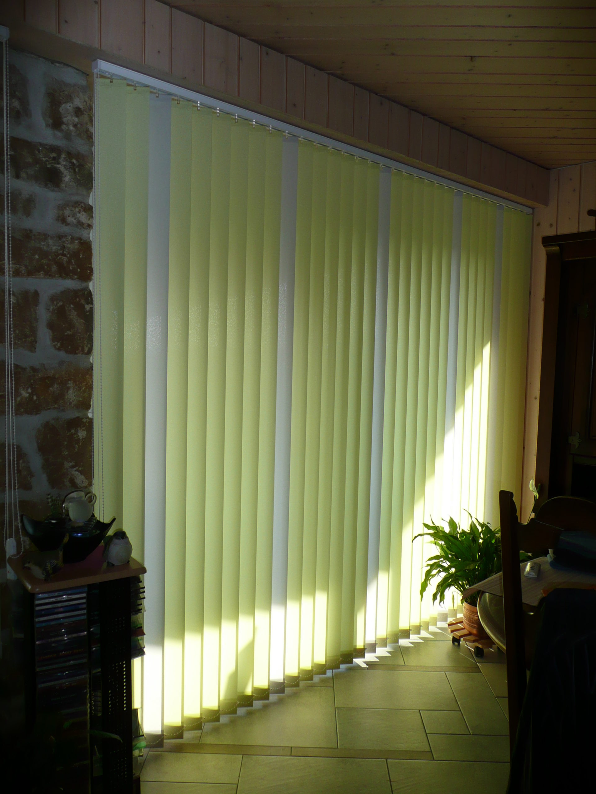 Stores à bandes verticales